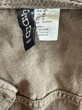 Cropped H&M brown denim jacket with balloon sleeves. Size Medium.